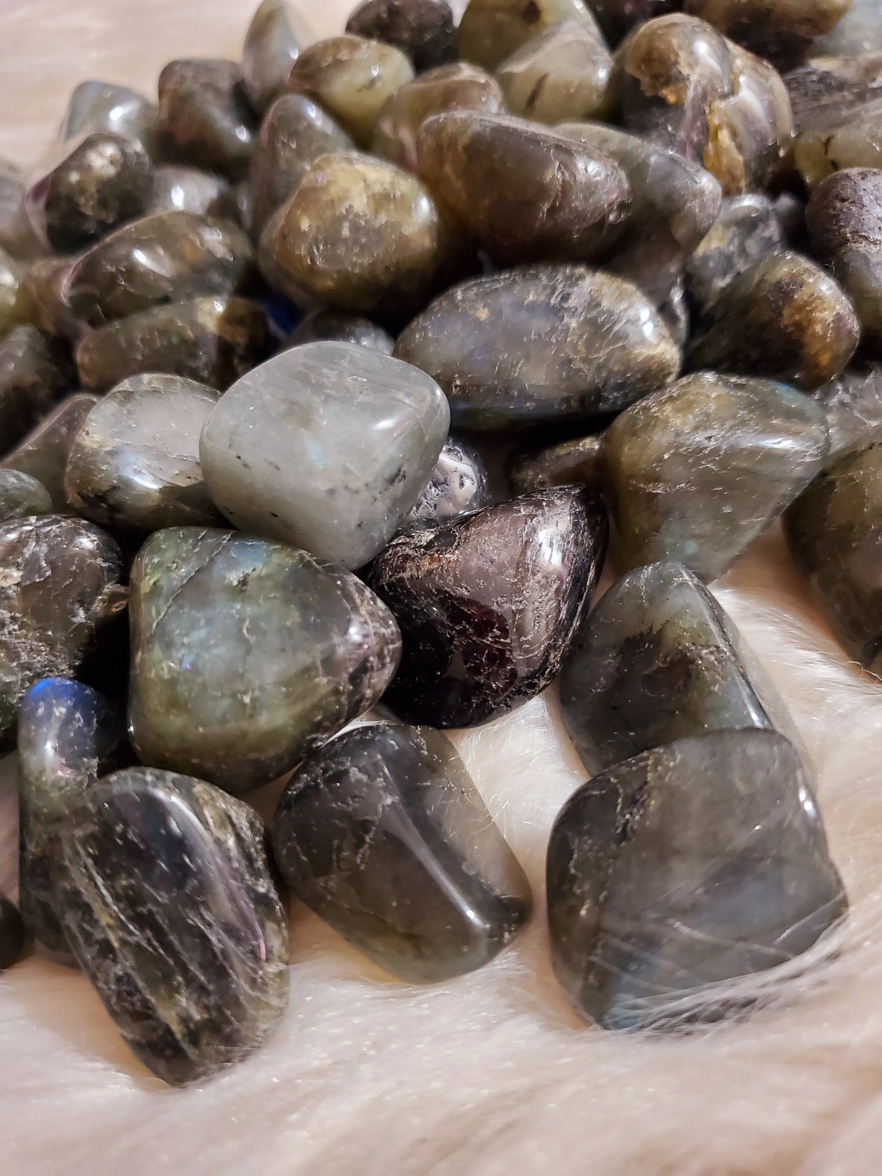 Labradorite, medium