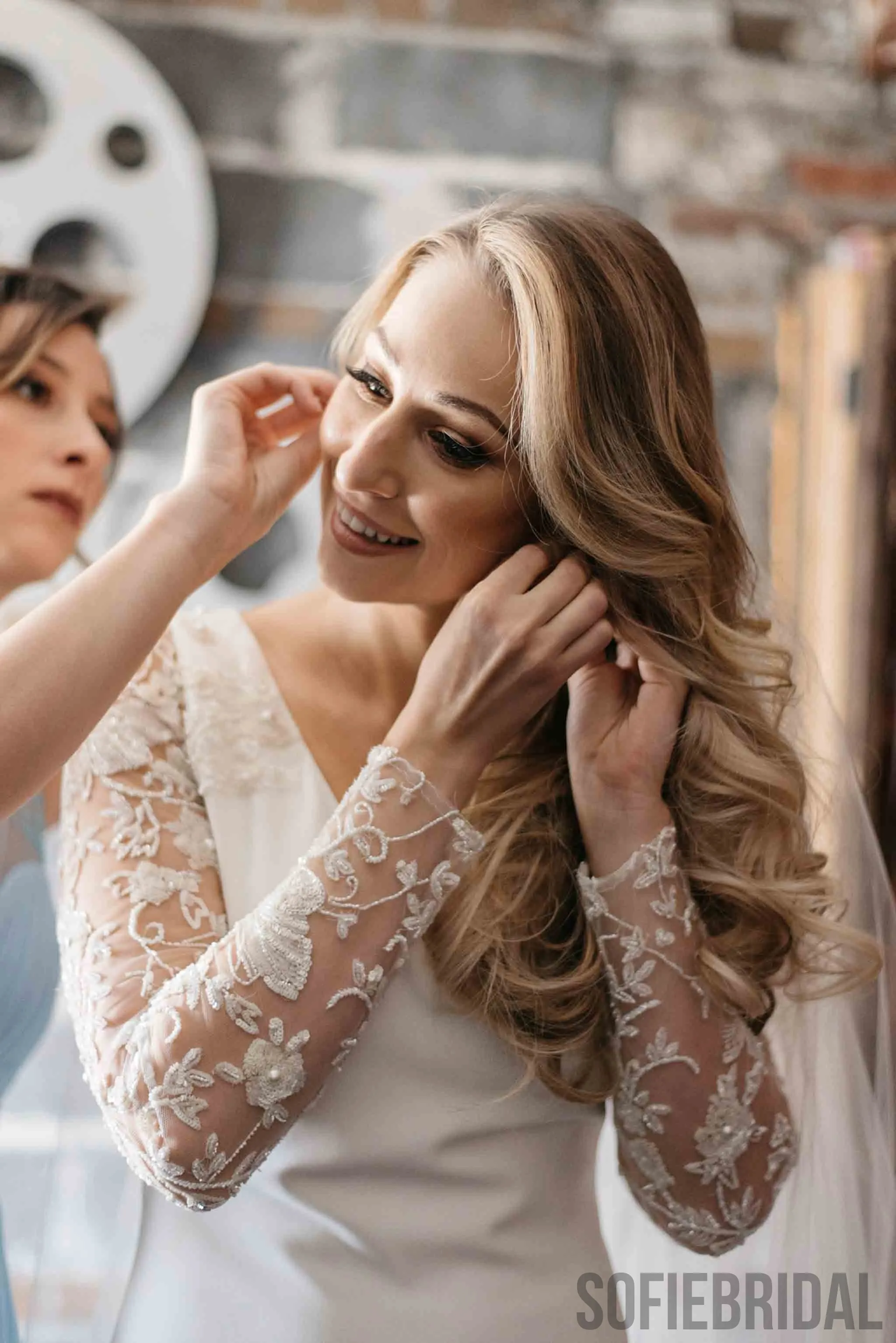 Mermaid V-neck Long-sleeves Aplliques Open-back Wedding Dresses With Train, WD0482